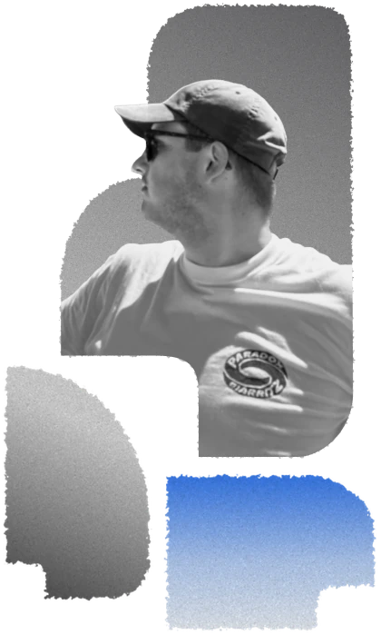 Luca Di Stefano, en noir et blanc, de profil avec une casquette