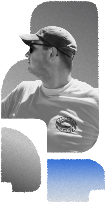 Luca Di Stefano, en noir et blanc, de profil avec une casquette